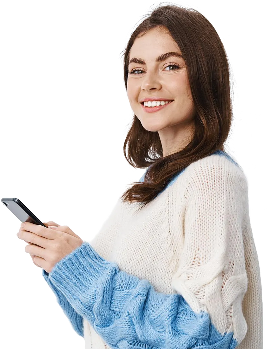 Moça feliz anunciando pelo app Aqui Anúncios